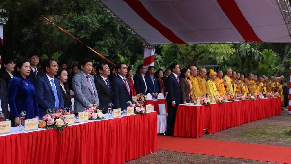 Năm nay, lễ hội truyền thống m&ugrave;a Xu&acirc;n C&ocirc;n Sơn - Kiếp Bạc được tổ chức với đầy đủ c&aacute;c nghi lễ như: lễ rước nước, lễ tưởng niệm v&agrave; khai hội, lễ tế tr&ecirc;n n&uacute;i Ngũ Nhạc; phần hội c&oacute; hội thi b&aacute;nh chưng, b&aacute;nh gi&agrave;y, li&ecirc;n hoan ph&aacute;o đất, vật cổ truyền, cờ tướng...