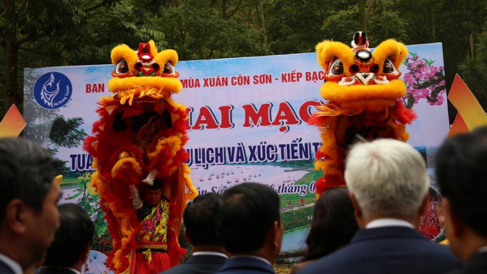 B&ecirc;n cạnh đ&oacute;, Ban tổ chức lễ hội m&ugrave;a xu&acirc;n C&ocirc;n Sơn - Kiếp Bạc 2023 cũng khai mạc tuần văn ho&aacute;, du lịch v&agrave; x&uacute;c tiến thương mại.