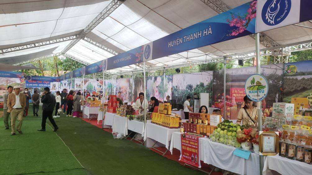 C&aacute;c gian h&agrave;ng trưng b&agrave;y sản phẩm tại tuần văn ho&aacute; thu h&uacute;t du kh&aacute;ch tham gia. "Ngo&agrave;i d&acirc;ng hương tại khu di t&iacute;ch, ch&uacute;ng t&ocirc;i c&ograve;n được trải nghiệm c&aacute;c gian h&agrave;ng giới thiệu sản phẩm du lịch ti&ecirc;u biểu v&agrave; sản phẩm n&ocirc;ng sản đặc trưng của Hải Dương, c&aacute;c chương tr&igrave;nh biểu diễn nghệ thuật để du kh&aacute;ch thưởng thức v&agrave; trực tiếp tham gia trải nghiệm như h&aacute;t ch&egrave;o, h&aacute;t văn, ca tr&ugrave;&hellip;", anh Tưởng, người d&acirc;n TP Hải Dương chia sẻ.