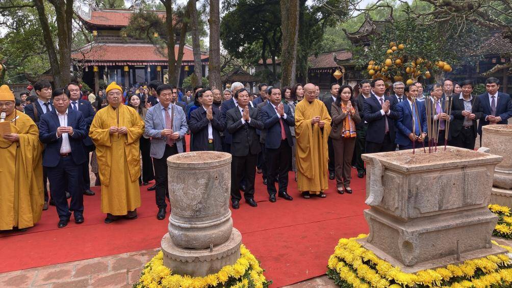 Sau lễ khai mạc, c&aacute;c đại biểu v&agrave; l&atilde;nh đạo đ&atilde; d&acirc;ng hương tưởng niệm 689 năm ng&agrave;y vi&ecirc;n tịch của Đệ Tam tổ Tr&uacute;c L&acirc;m Huyền Quang t&ocirc;n giả.