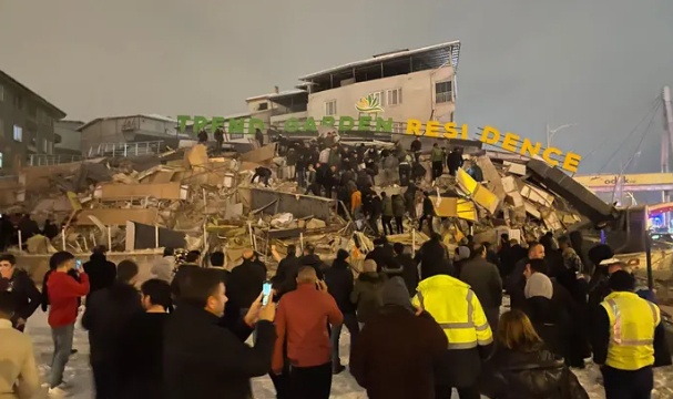 Theo th&ocirc;ng b&aacute;o ng&agrave;y 6/2, giới chức Thổ Nhĩ Kỳ cho biết trận động đất khiến &iacute;t nhất 17 người thiệt mạng v&agrave; h&agrave;ng chục người bị mắc kẹt dưới đống đổ n&aacute;t.