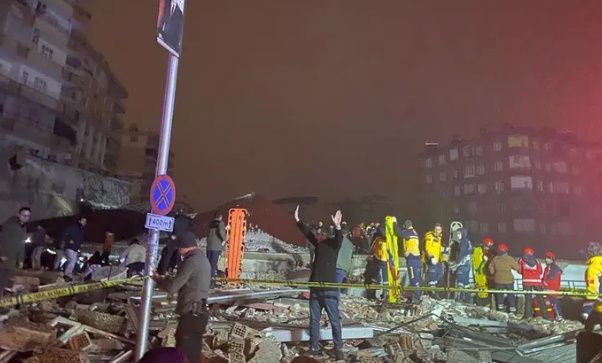 Trong khi đ&oacute;, Trung t&acirc;m Địa chấn ch&acirc;u &Acirc;u-Địa Trung Hải (EMSC) cho biết đang đ&aacute;nh gi&aacute; khả năng xảy ra s&oacute;ng thần sau trận động đất n&agrave;y.
Cơ quan Khảo s&aacute;t địa chấn Mỹ (USGS) cho biết trận động đất xảy ra v&agrave;o khoảng 4h17, giờ địa phương (8h17, giờ Việt Nam), với t&acirc;m chấn ở độ s&acirc;u 17,9 km. Trao đổi với b&aacute;o giới, Bộ trưởng Bộ Nội vụ Thổ Nhĩ Kỳ Suleymon Soylu cho biết, c&oacute; 10 th&agrave;nh phố bị ảnh hưởng bởi động đất.