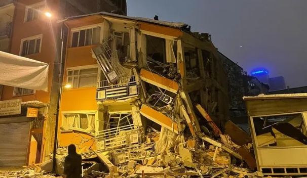 Nhiều video ghi nhận tại hiện trường cho thấy, c&aacute;c t&ograve;a nh&agrave; ở nhiều th&agrave;nh phố miền Đ&ocirc;ng Nam Thổ Nhĩ Kỳ bị hư hỏng nặng. C&aacute;c lực lượng cứu hộ đang khẩn trương đ&agrave;o bới c&aacute;c đống đổ n&aacute;t ở Kahramanmaras v&agrave; Gaziantep.