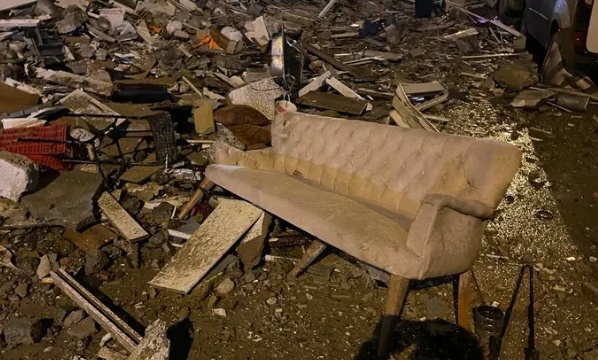 Qua mạng x&atilde; hội Twitter, Tổng thống Thổ Nhĩ Kỳ Recep Tayyip Erdogan chia sẻ với những người d&acirc;n bị ảnh hưởng v&agrave; hy vọng hậu quả của thảm họa sẽ l&agrave; &iacute;t nhất c&oacute; thể. Tuy nhi&ecirc;n, nhiều người lo ngại con số thương vong c&oacute; thể sẽ gia tăng v&igrave; động đất xảy ra khi người d&acirc;n đang ngủ.