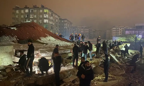 Theo h&igrave;nh ảnh do truyền th&ocirc;ng địa phương đăng tải, c&oacute; thể thấy, rất nhiều nh&agrave; cửa hư hỏng nặng nề.