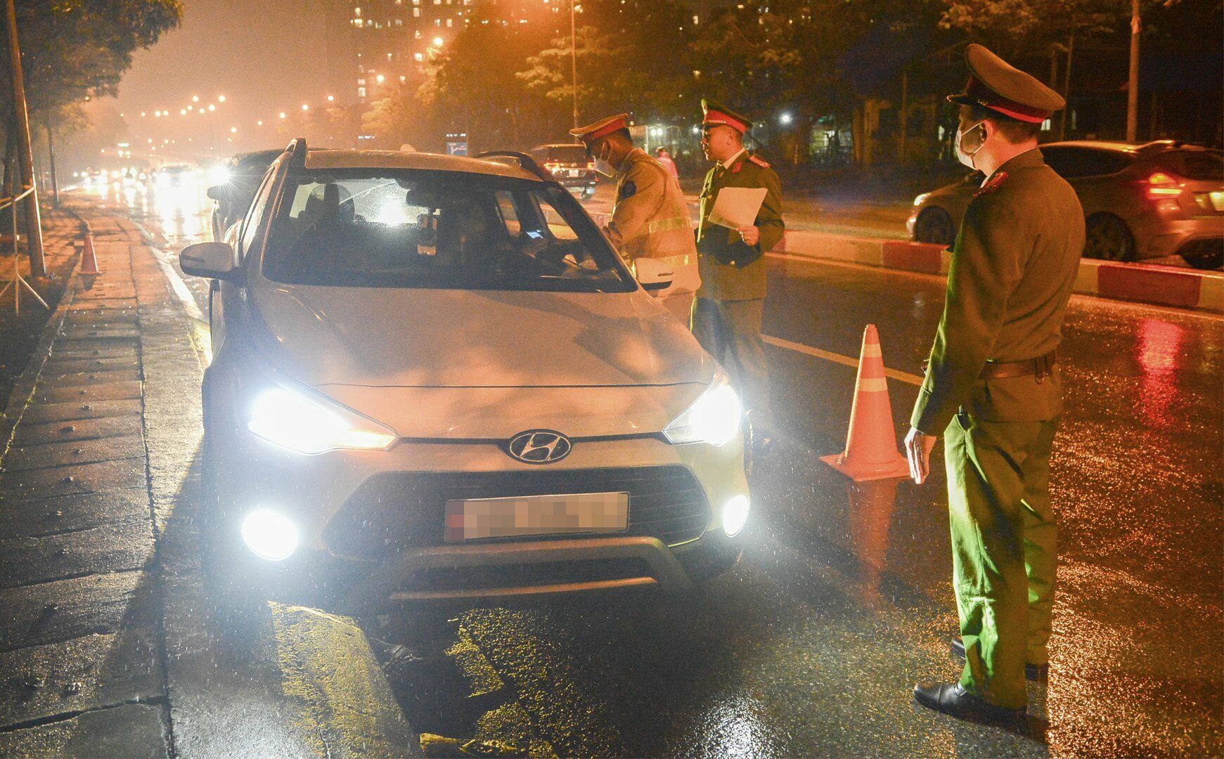 Đ&ecirc;m 8/2, theo ch&acirc;n Tổ c&ocirc;ng t&aacute;c của Đội CSGT - trật tự, C&ocirc;ng an quận Nam Từ Li&ecirc;m (TP H&agrave; Nội), PV B&aacute;o Giao th&ocirc;ng ghi nhận nhiều trường hợp l&aacute;i xe (xe m&aacute;y v&agrave; &ocirc; t&ocirc;) vi phạm nồng độ cồn. Cụ thể, khoảng 21h, t&agrave;i xế điều khiển chiếc xe &ocirc; t&ocirc; sang Volvo BKS 30H-789.XX vi phạm nồng độ cồn ở mức 0,30 miligam/l&iacute;t kh&iacute; thở. Khi Tổ c&ocirc;ng t&aacute;c y&ecirc;u cầu t&agrave;i xế xuất tr&igrave;nh giấy tờ v&agrave; k&yacute; v&agrave;o kết quả đo nồng độ cồn th&igrave; người n&agrave;y đ&atilde; ngỏ &yacute; "được giải quyết nhanh" để kh&ocirc;ng phải giữ xe.