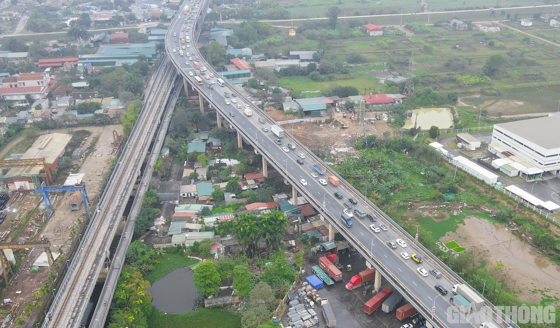 Ng&agrave;y 9/2, sau khi xảy ra vụ ch&aacute;y b&atilde;i phế liệu tại ch&acirc;n cầu Thăng Long, PV B&aacute;o Giao th&ocirc;ng đ&atilde; c&oacute; mặt ở tại đ&acirc;y v&agrave; ghi nhận, khu đất phần dưới ch&acirc;n cầu Thăng Long (qua x&atilde; V&otilde;ng La, x&atilde; Hải Bối, huyện Đ&ocirc;ng Anh) bị rất nhiều c&aacute; nh&acirc;n lấn chiếm để tập kết phế liệu, x&acirc;y dựng l&aacute;n xưởng, nh&agrave; h&agrave;ng qu&aacute;n ăn, cơ sở sản xuất xơ dừa, chăn nu&ocirc;i&hellip;