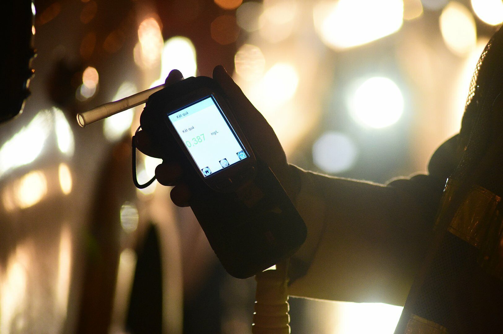 L&aacute;i xe n&agrave;y cho biết, m&igrave;nh chỉ uống 2 cốc bia. "Lẽ ra t&ocirc;i kh&ocirc;ng uống nhưng bạn b&egrave; mời nể nang qu&aacute; đ&atilde; uống 2 cốc, kh&ocirc;ng ngờ nồng độ lại l&ecirc;n cao thế", nam t&agrave;i xế n&agrave;y ph&acirc;n trần.