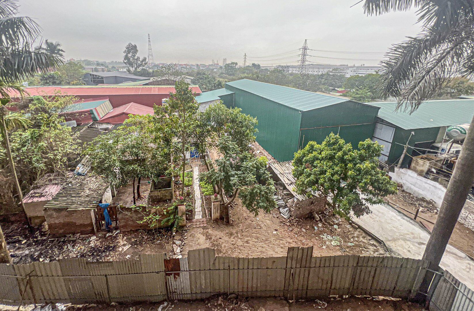 C&ograve;n tại địa phận x&atilde; V&otilde;ng La, PV ghi nhận nhiều nh&agrave; xưởng vừa mới được dựng l&ecirc;n tại đ&acirc;y; c&ugrave;ng với đ&oacute; l&agrave; những con đường b&ecirc; t&ocirc;ng mới được đổ dẫn v&agrave;o khu xưởng n&agrave;y.