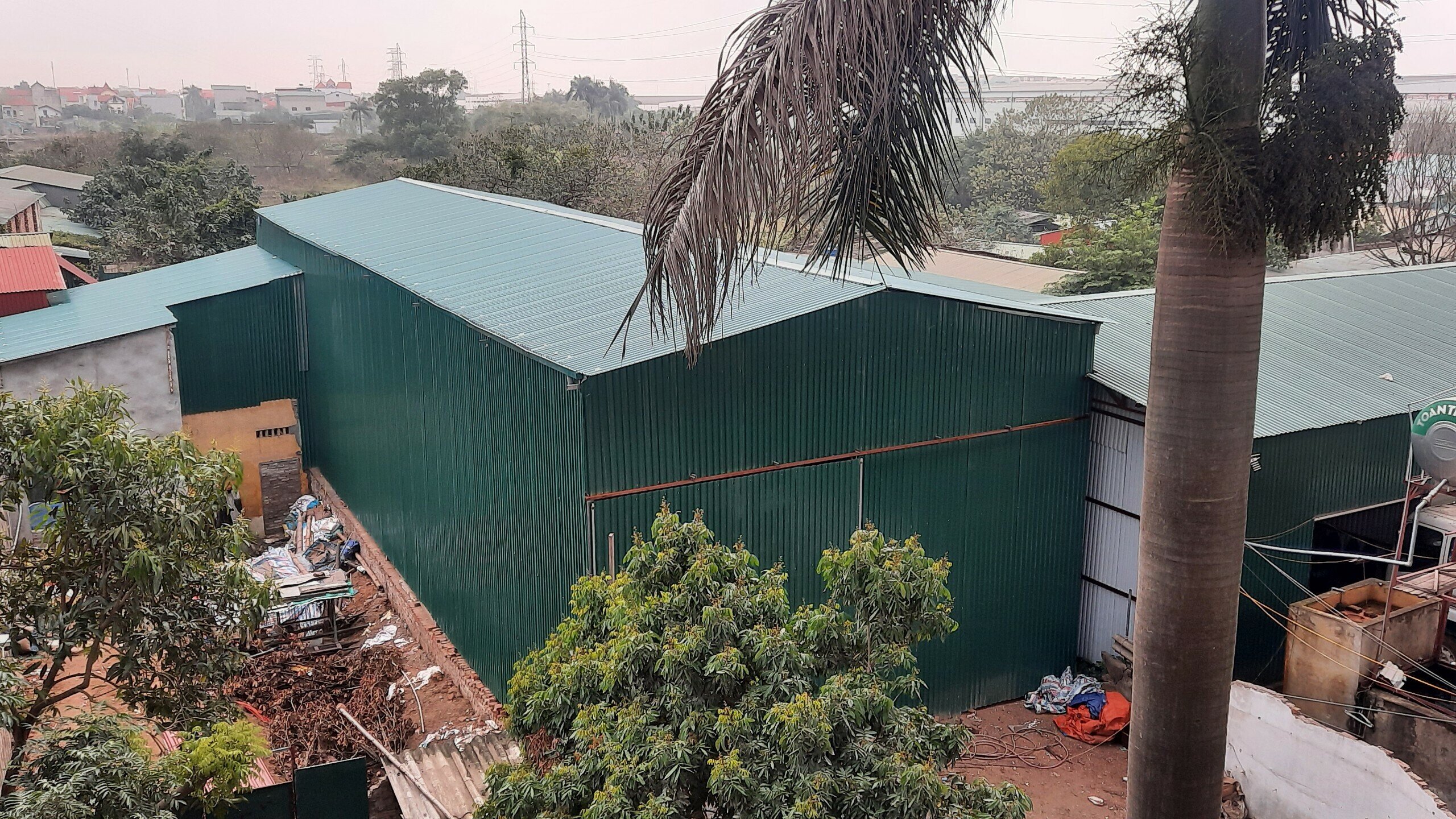 &Ocirc;ng H&agrave; Xu&acirc;n Trường, Ph&oacute; Chủ tịch UBND x&atilde; V&otilde;ng La x&aacute;c nhận, những l&aacute;n xưởng n&agrave;y vừa mới x&acirc;y dựng v&agrave; x&atilde; V&otilde;ng La chưa nắm được hoạt động x&acirc;y dựng tr&aacute;i ph&eacute;p n&agrave;y.