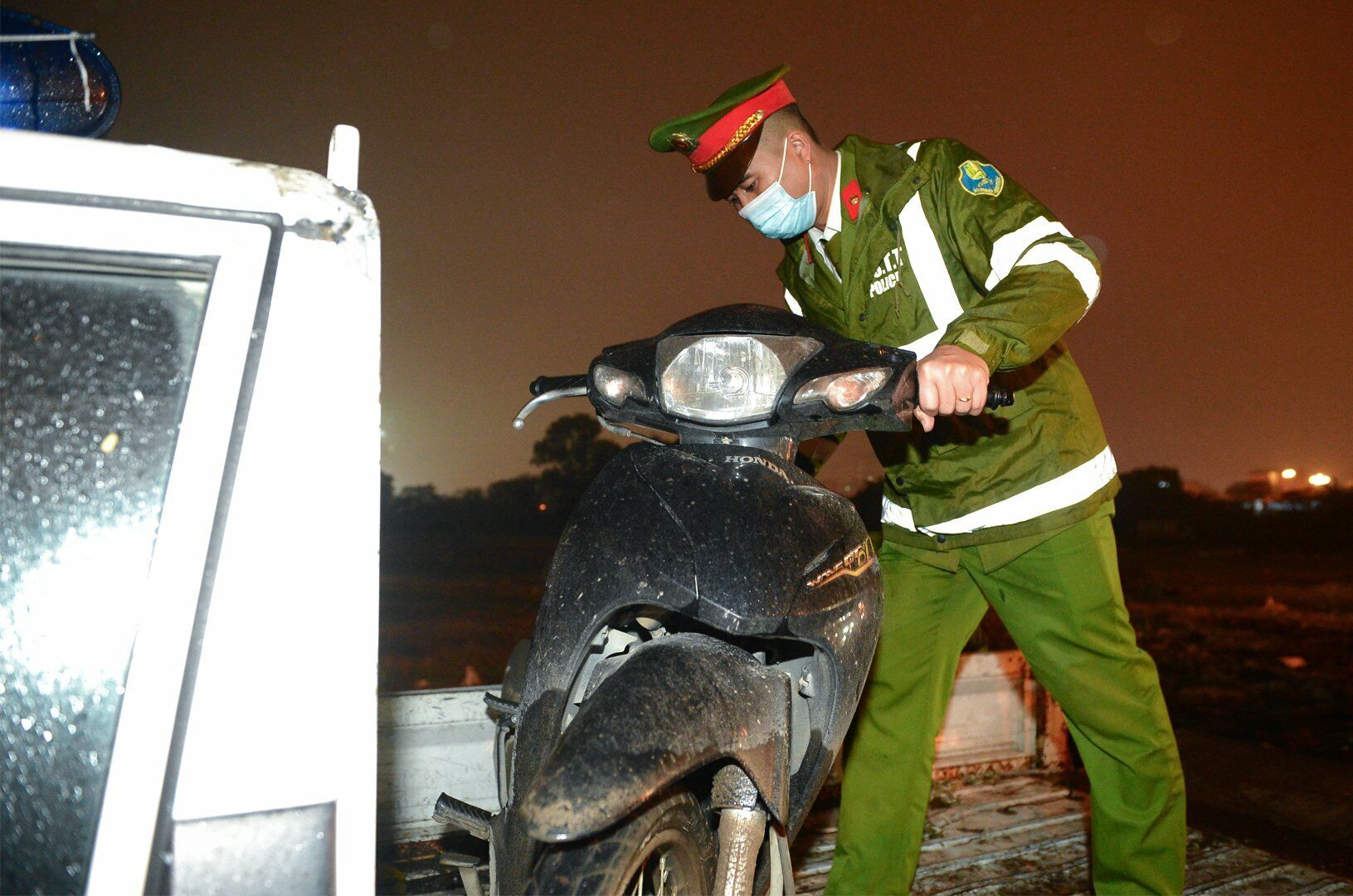 Sao đ&oacute;, Tổ c&ocirc;ng t&aacute;c c&ograve;n xử l&yacute; 3 người điều khiển xe m&aacute;y vi phạm nồng độ cồn. Trong số đ&oacute; c&oacute; người l&agrave;m nghề chạy xe &ocirc;m cho một h&atilde;ng xe c&ocirc;ng nghệ.