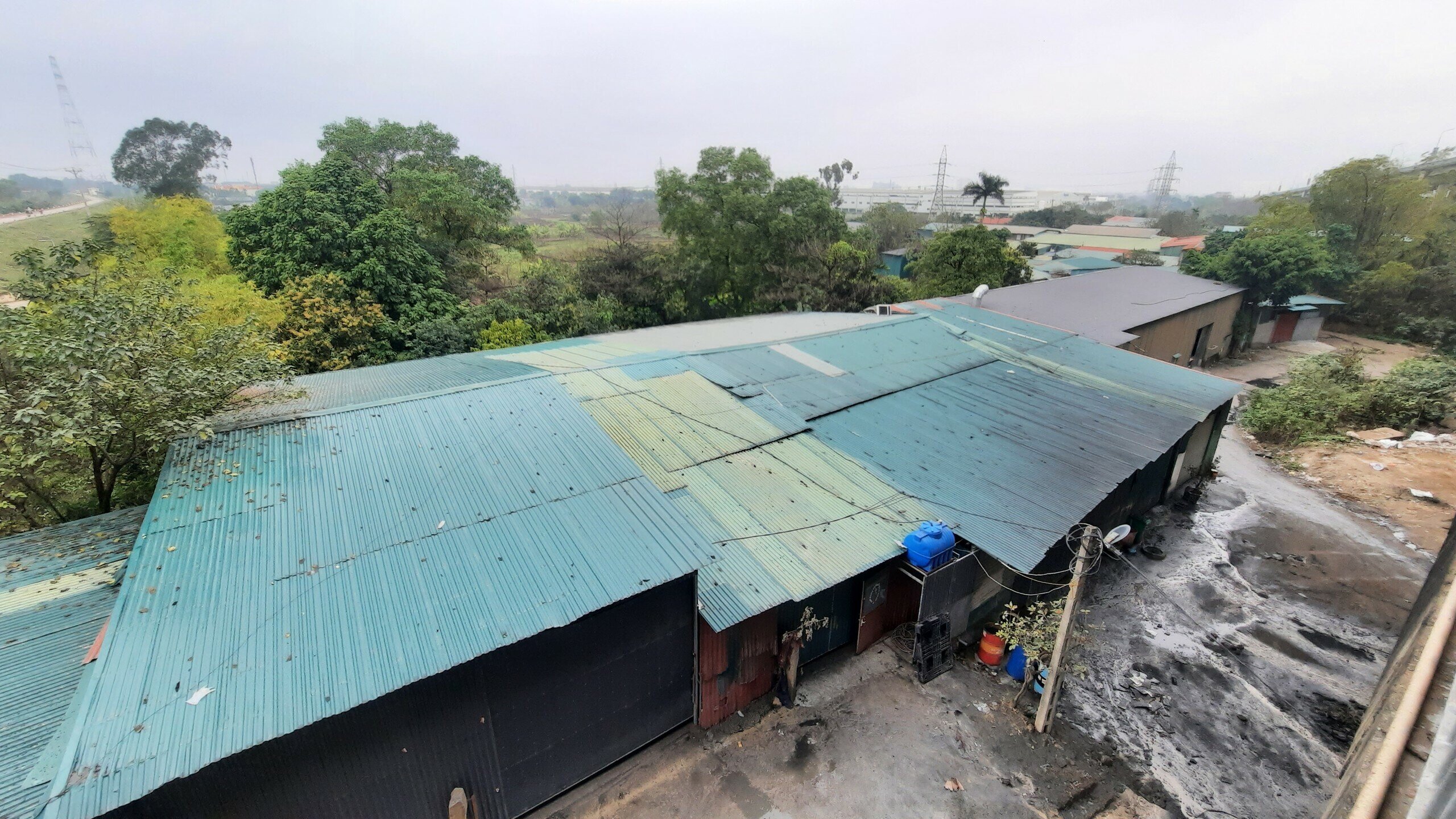 "Ph&oacute;ng vi&ecirc;n cung cấp h&igrave;nh ảnh th&igrave; t&ocirc;i mới biết, c&oacute; thể họ x&acirc;y từ trong Tết. Ch&uacute;ng t&ocirc;i sẽ r&agrave; so&aacute;t v&agrave; xử l&yacute; nghi&ecirc;m", &ocirc;ng Trường khẳng định.