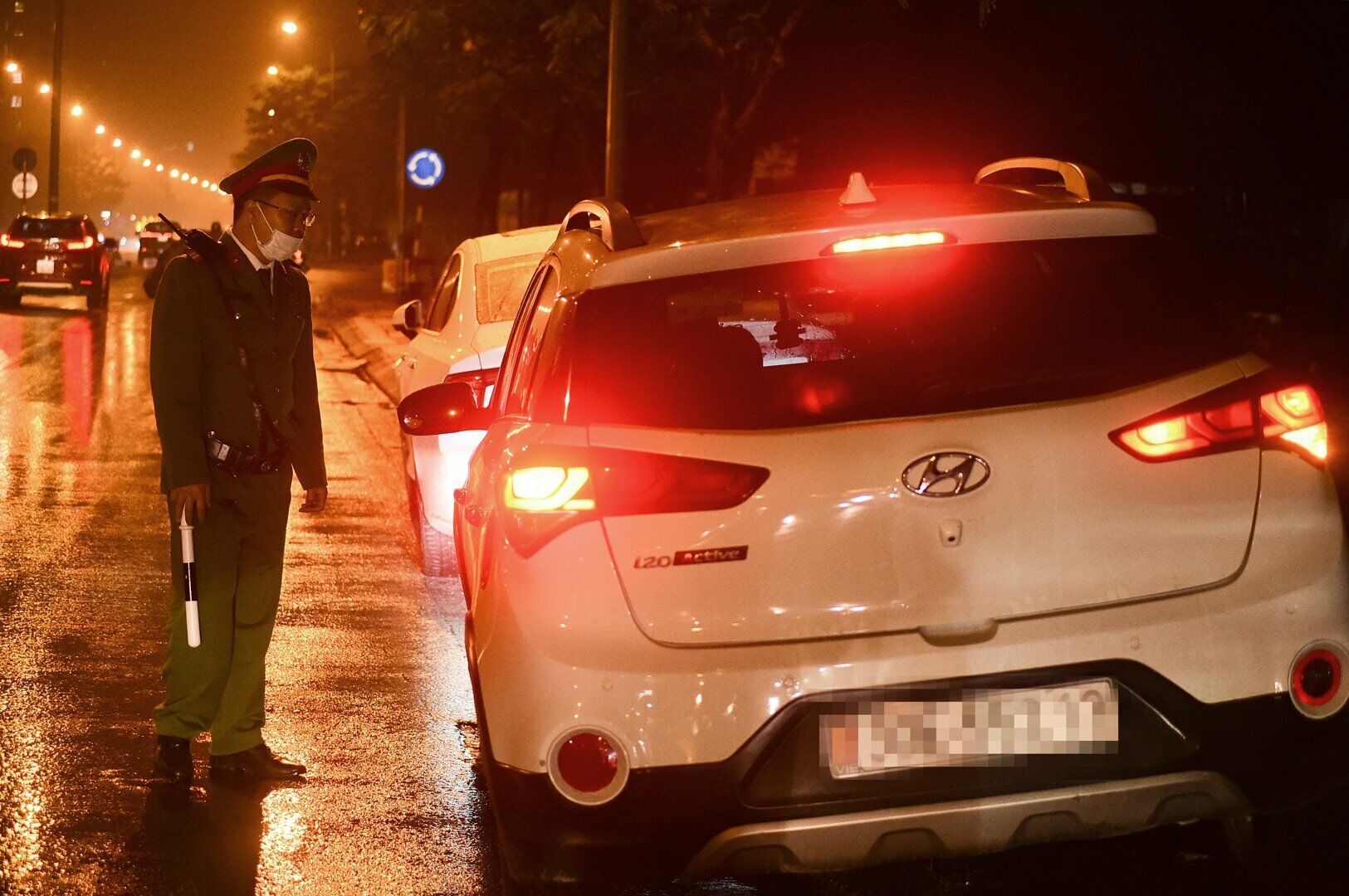 Người n&agrave;y cho biết: "Biết l&agrave; chạy xe &ocirc;m kh&ocirc;ng được uống nhưng m&agrave; bạn b&egrave; mời mọc nhiều n&ecirc;n đ&atilde; uống 1 cốc bia".