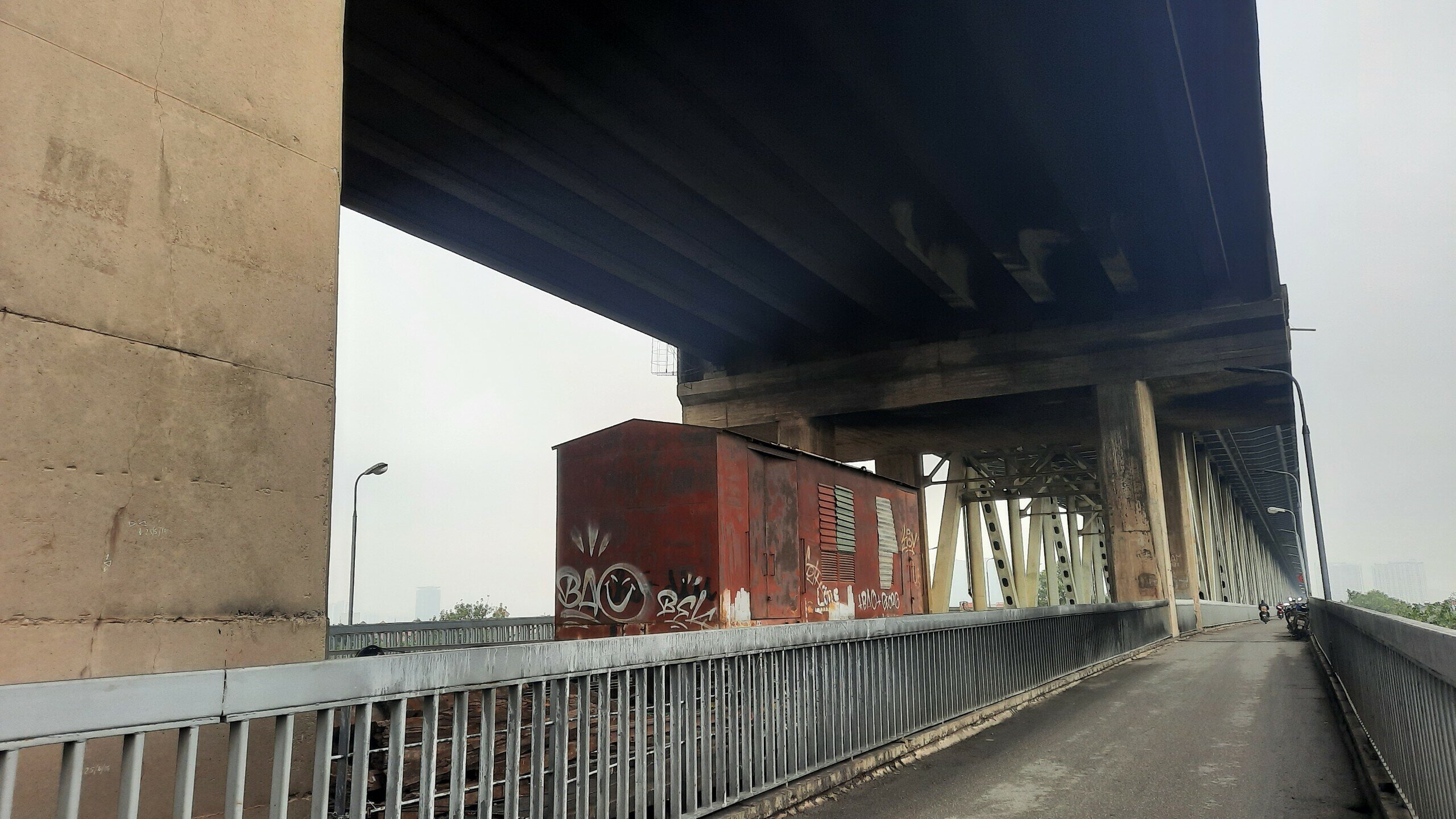 Vụ ch&aacute;y đ&atilde; khiến những thanh dầm ph&iacute;a tr&ecirc;n tầng 2 của cầu bị kh&oacute;i &aacute;m đen kịt. Thời điểm xảy ra ch&aacute;y, c&aacute;c t&agrave;i xế bị kh&oacute;i bụi che khuất tầm nh&igrave;n, đi lại kh&oacute; khăn v&agrave; mất ATGT.