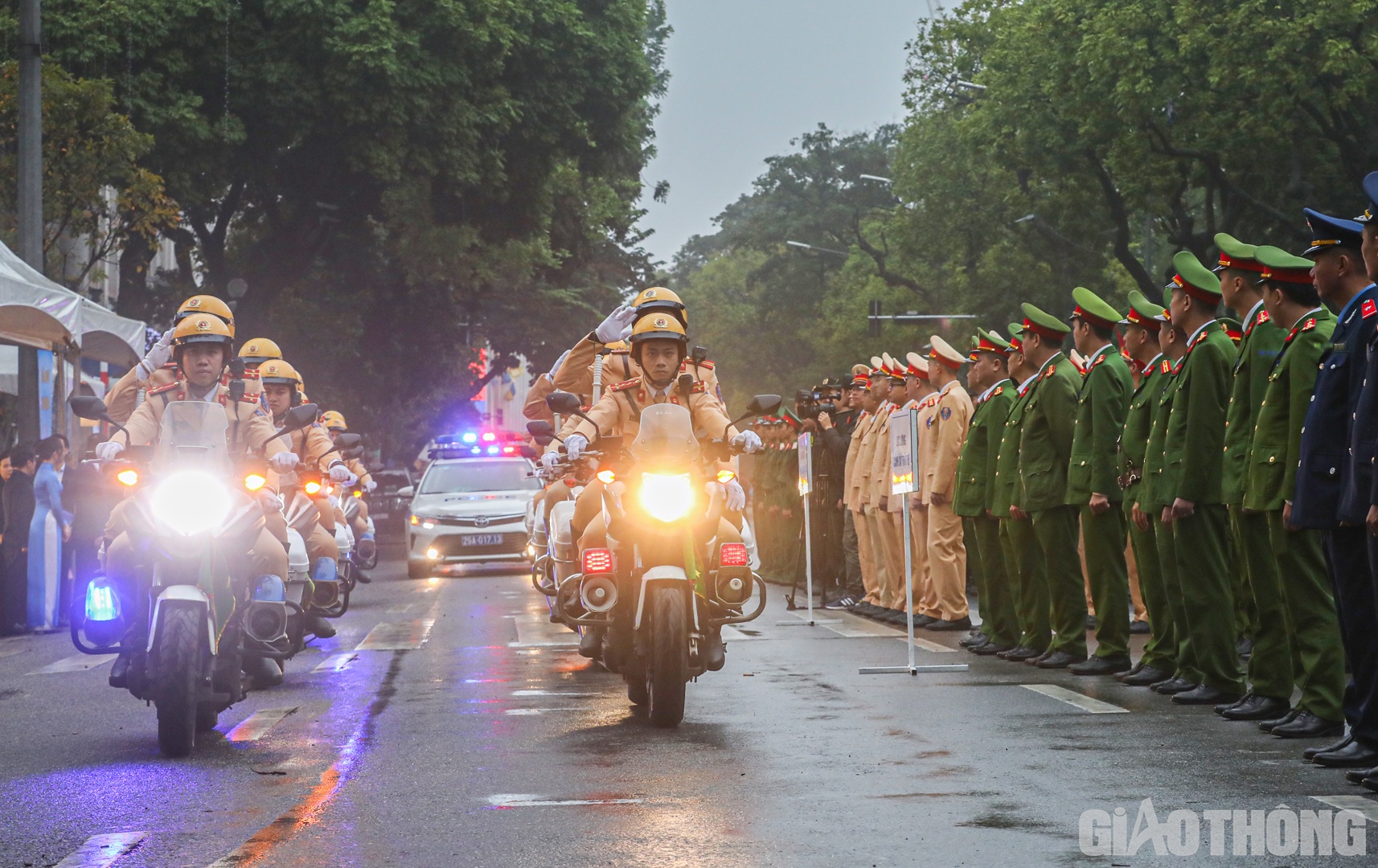 Lực lượng chức năng diễu h&agrave;nh sau Lễ ph&aacute;t động ra qu&acirc;n Năm ATGT 2023.