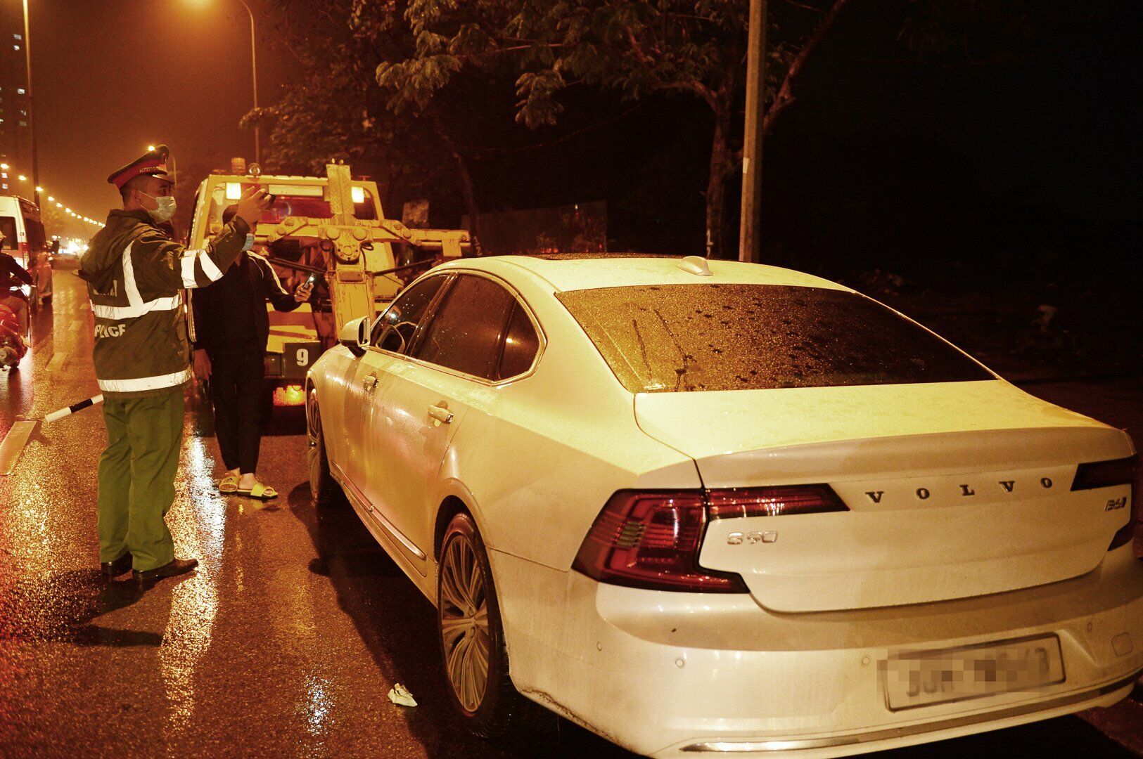 Trung t&aacute; Đặng Quốc Mười, Ph&oacute; Đội trưởng Đội CSGT - trật tự, C&ocirc;ng an quận Nam Từ Li&ecirc;m (TP H&agrave; Nội) cho biết, thực hiện nghi&ecirc;m &yacute; kiến chỉ đạo của Bộ C&ocirc;ng an, C&ocirc;ng an TP H&agrave; Nội, Đội CSGT đ&atilde; v&agrave; đang tăng cường xử l&yacute; nghi&ecirc;m h&agrave;nh vi l&aacute;i xe sử dụng rượu bia. "Ch&uacute;ng t&ocirc;i cương quyết xử l&yacute; nghi&ecirc;m những l&aacute;i xe vi phạm vi phạm nồng độ cồn để bảo đảm trật tự an to&agrave;n giao th&ocirc;ng. Với tinh thần kh&ocirc;ng c&oacute; v&ugrave;ng cấm, mọi vi phạm đều sẽ bị xử l&yacute; nghi&ecirc;m m&agrave; kh&ocirc;ng chịu t&aacute;c động tr&aacute;i ph&eacute;p n&agrave;o", Trung t&aacute; Đặng Quốc Mười n&oacute;i.