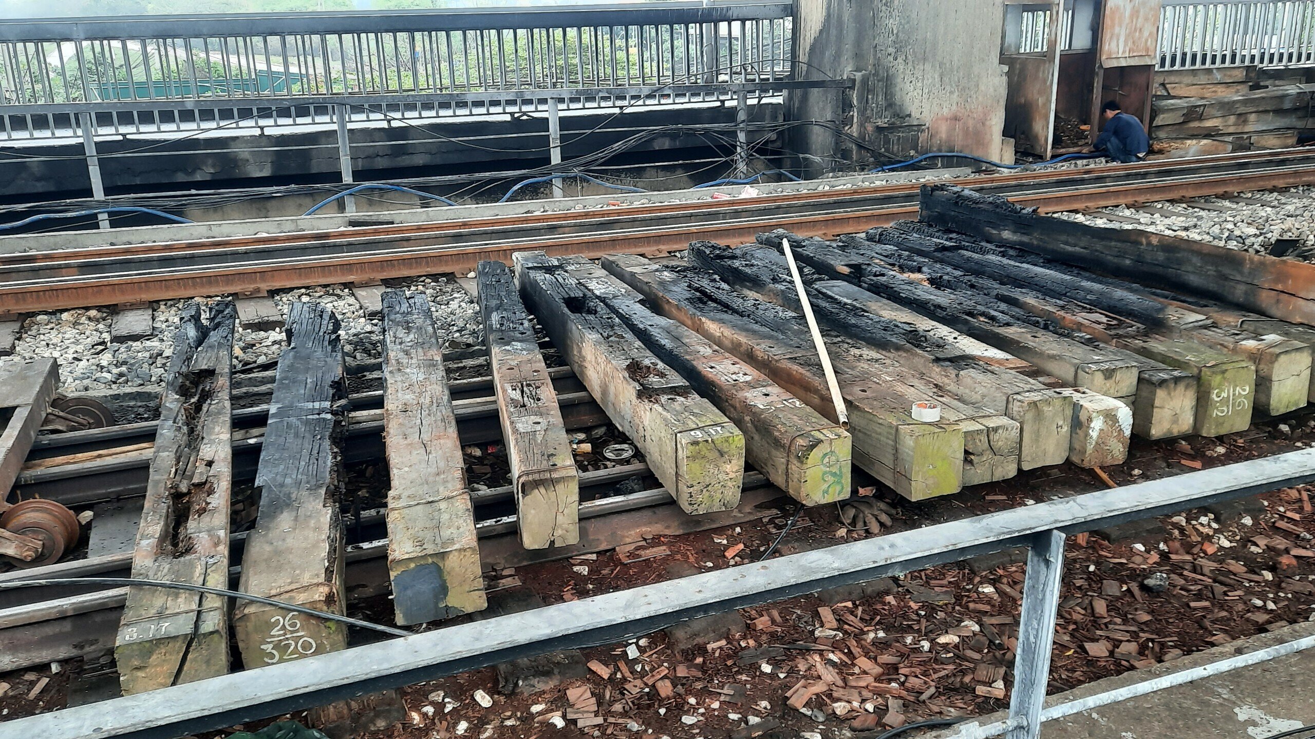 Nhiều thanh t&agrave; vẹt của đường sắt tr&ecirc;n cầu Thăng Long cũng bị ch&aacute;y đen thui sau vụ ch&aacute;y.