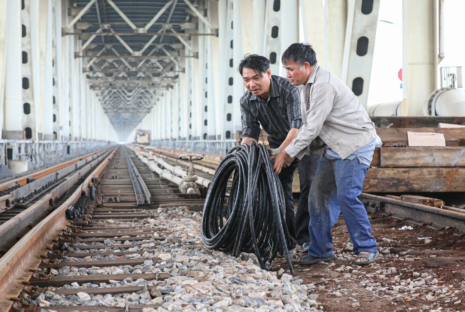 Nhiều m&eacute;t c&aacute;p (c&aacute;p viễn th&ocirc;ng, c&aacute;p điện, c&aacute;p th&ocirc;ng tin nằm tr&ecirc;n cầu) cũng bị hư hỏng bởi vụ ch&aacute;y. Hiện tại c&ocirc;ng nh&acirc;n đang phải tiến h&agrave;nh sửa chữa.