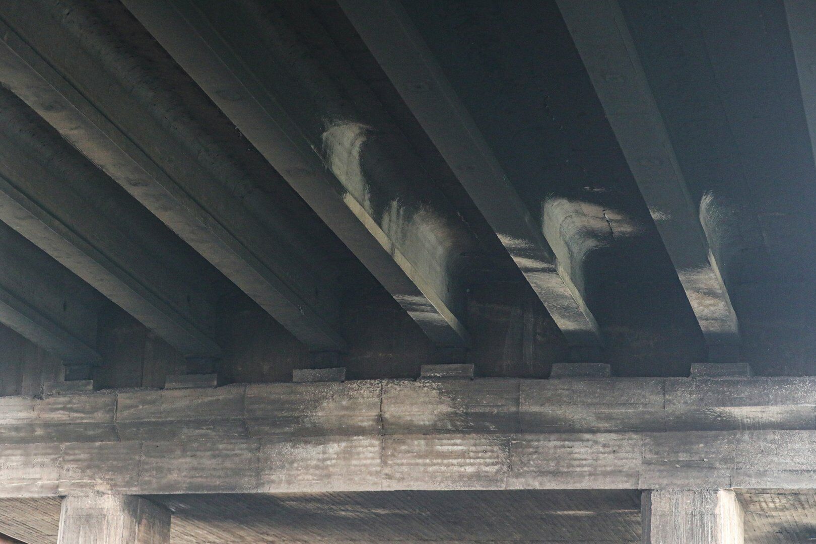 Trao đổi với PV B&aacute;o Giao th&ocirc;ng, &ocirc;ng Nguyễn Đức Tuấn, Gi&aacute;m đốc C&ocirc;ng ty Cổ phần Đường sắt H&agrave; Th&aacute;i (đơn vị quản l&yacute;, bảo tr&igrave; hệ thống đường sắt qua cầu Thăng Long) cho hay, vụ ch&aacute;y kh&ocirc;ng g&acirc;y ảnh hưởng đến kết cấu của trụ cầu.