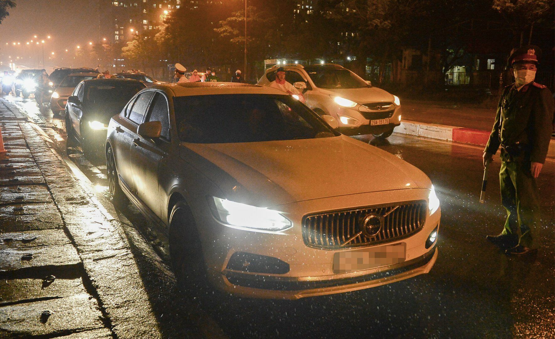 Tổ c&ocirc;ng t&aacute;c đ&atilde; giải th&iacute;ch cho t&agrave;i xế xe Volvo BKS 30H-789.XX việc giữ xe nhằm bảo đảm an to&agrave;n giao th&ocirc;ng cho ch&iacute;nh t&agrave;i xế n&agrave;y v&agrave; những người xung quanh. Sau khi được giải th&iacute;ch, nam t&agrave;i xế xe Volvo BKS 30H-789.XX đ&atilde; chấp h&agrave;nh v&agrave; k&yacute; v&agrave;o bi&ecirc;n bản. Với lỗi vi phạm n&agrave;y, t&agrave;i xế sẽ bị phạt từ 6-8 triệu đồng v&agrave; tước GPLX từ 10-12 th&aacute;ng.