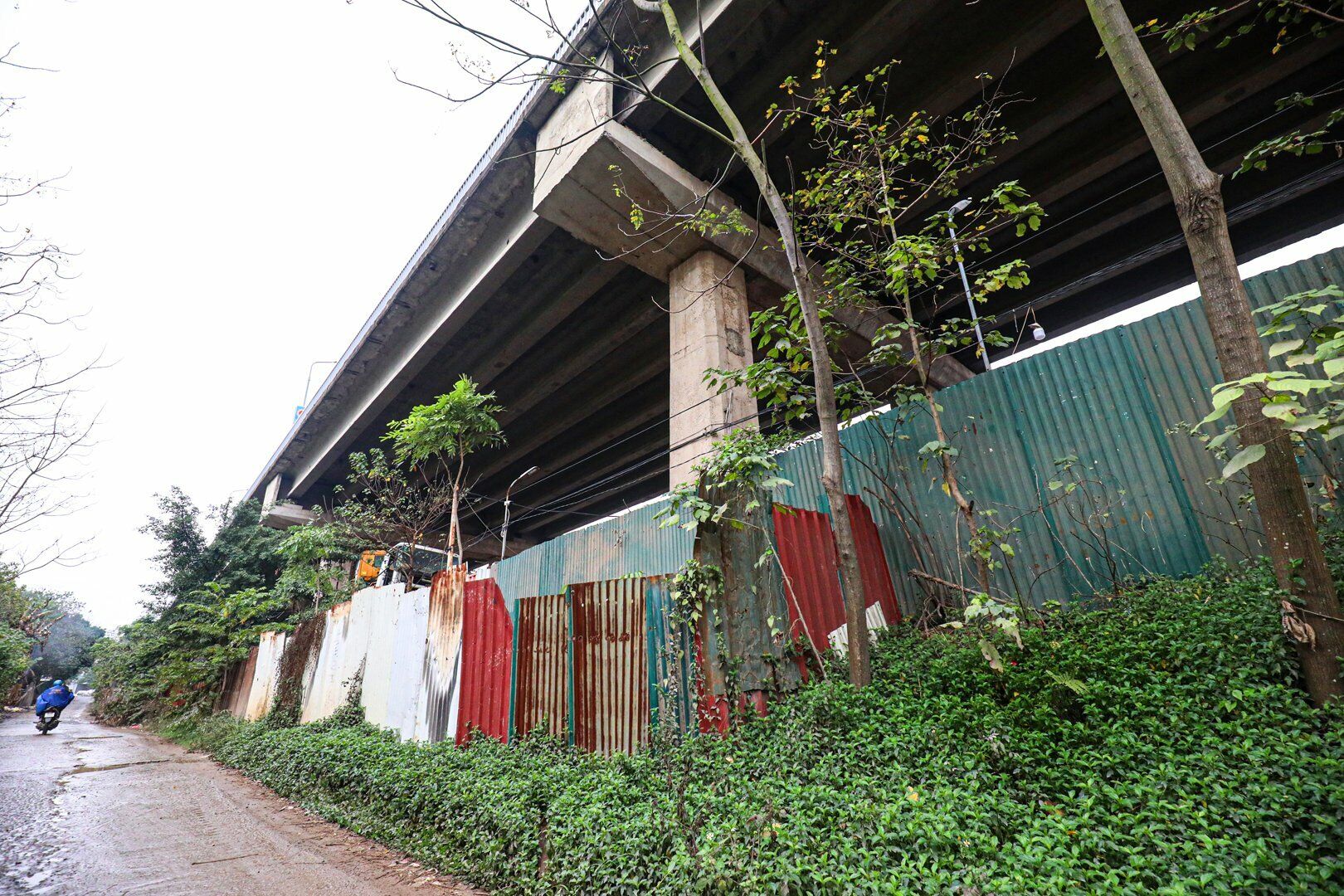 Xung quanh khu đất n&agrave;y được bao v&acirc;y bởi những tường r&agrave;o bằng t&ocirc;n.