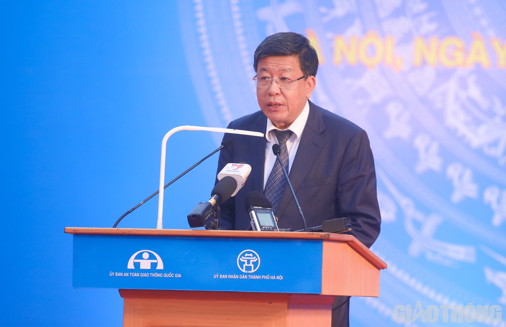 Ph&aacute;t biểu tại Lễ ph&aacute;t động, nhằm thực hiện c&ocirc;ng t&aacute;c bảo đảm TTATGT, giảm &ugrave;n tắc giao th&ocirc;ng tr&ecirc;n địa b&agrave;n TP H&agrave; Nội năm 2023; đạt mục ti&ecirc;u tiếp tục giảm 5% - 10% TNGT tr&ecirc;n cả 3 ti&ecirc;u ch&iacute;, phục vụ tốt nhu cầu đi lại của người d&acirc;n, &ocirc;ng Dương Đức Tuấn, Ph&oacute; Chủ tịch UBND TP H&agrave; Nội đ&atilde; đề nghị Gi&aacute;m đốc C&ocirc;ng an TP, Sở GTVT, Chủ tịch UBND c&aacute;c quận, huyện, thị x&atilde; v&agrave; c&aacute;c đơn vị li&ecirc;n quan chỉ đạo tăng cường tuần tra kiểm so&aacute;t, xử l&yacute; nghi&ecirc;m c&aacute;c h&agrave;nh vi vi phạm TTATGT đường bộ, đường sắt, đường thủy nội địa tr&ecirc;n nguy&ecirc;n tắc &ldquo;thượng t&ocirc;n ph&aacute;p luật để x&acirc;y dựng văn h&oacute;a giao th&ocirc;ng an to&agrave;n&rdquo;.