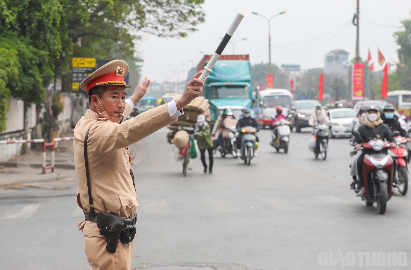 Chủ tịch Uỷ ban ATGT Quốc gia đ&atilde; ban h&agrave;nh Kế hoạch số 506/2022 triển khai thực hiện Năm An to&agrave;n giao th&ocirc;ng 2023, chủ đề &ldquo;Thượng t&ocirc;n ph&aacute;p luật để x&acirc;y dựng văn h&oacute;a giao th&ocirc;ng an to&agrave;n&rdquo; với 3 mục ti&ecirc;u: N&acirc;ng cao &yacute; thức tự gi&aacute;c chấp h&agrave;nh ph&aacute;p luật v&agrave; x&acirc;y dựng văn h&oacute;a giao th&ocirc;ng an to&agrave;n; Giảm TNGT từ 5-10% cả về số vụ, số người chết v&agrave; số người bị thương v&agrave; khắc phục t&igrave;nh trạng &ugrave;n tắc giao th&ocirc;ng tr&ecirc;n c&aacute;c trục giao th&ocirc;ng ch&iacute;nh, c&aacute;c đầu mối giao th&ocirc;ng trọng điểm, tại c&aacute;c đ&ocirc; thị lớn v&agrave; kh&ocirc;ng để xảy ra &ugrave;n tắc giao th&ocirc;ng k&eacute;o d&agrave;i.