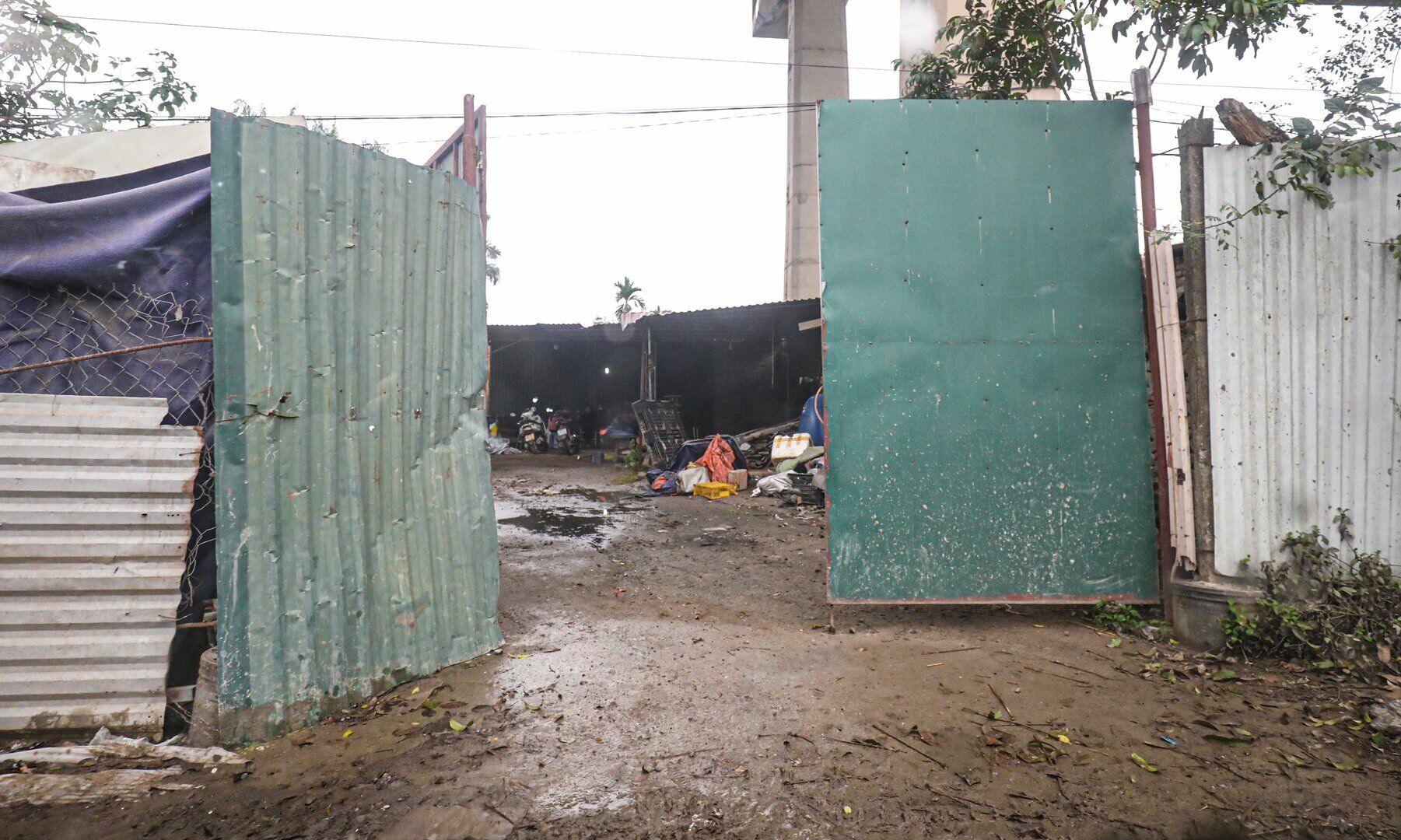 Thỉnh thoảng c&oacute; đoạn được trổ cổng để phục vụ hoạt động ra v&agrave;o của xe &ocirc; t&ocirc;, xe cẩu&hellip;