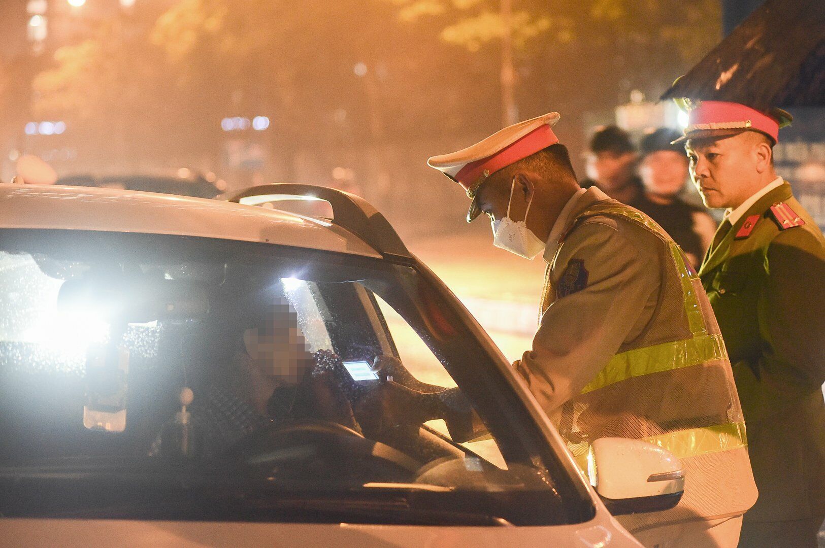 Khoảng 21h30, Tổ c&ocirc;ng t&aacute;c tiếp tục ph&aacute;t hiện l&aacute;i xe &ocirc; t&ocirc; BKS 076.XX vi phạm nồng độ cồn mức 0,34 miligam/l&iacute;t kh&iacute; thở.