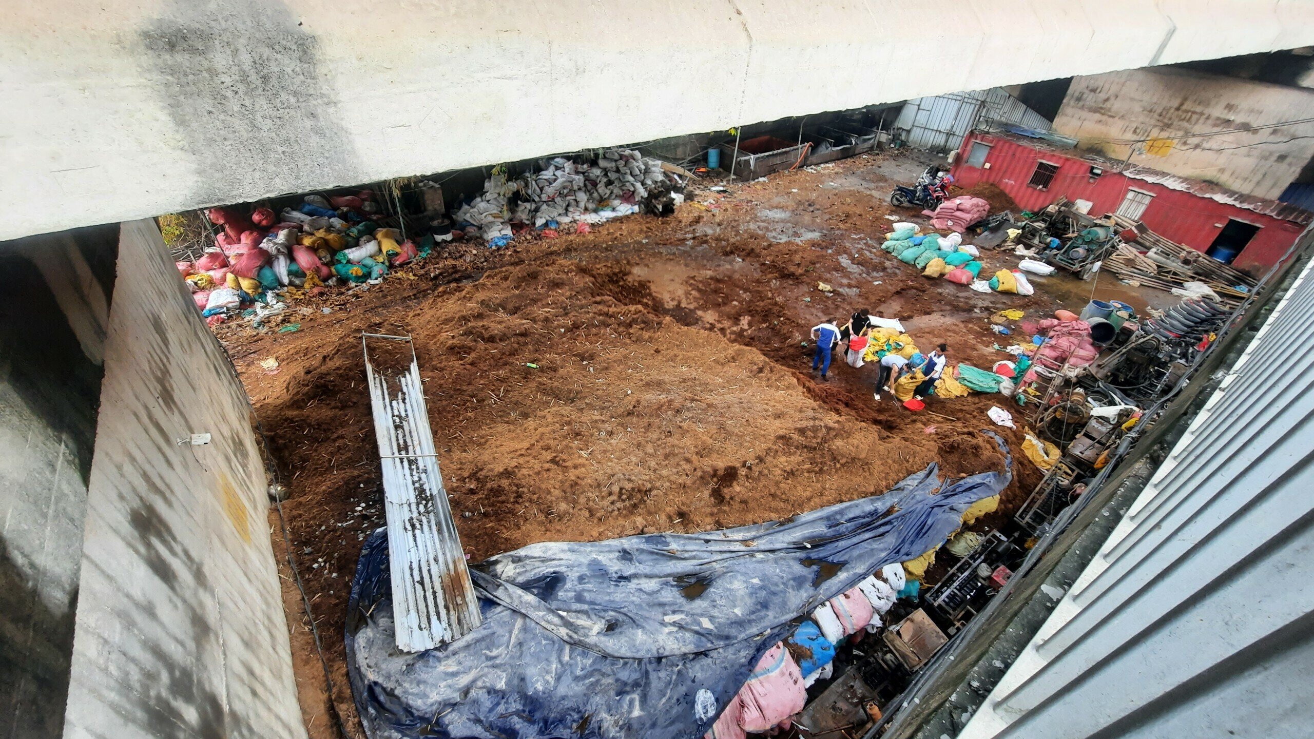 PV nhận thấy, tại đ&acirc;y c&oacute; rất nhiều l&aacute;n xưởng tập kết những vật liệu rất dễ ch&aacute;y như nhựa, xơ dừa gỗ...