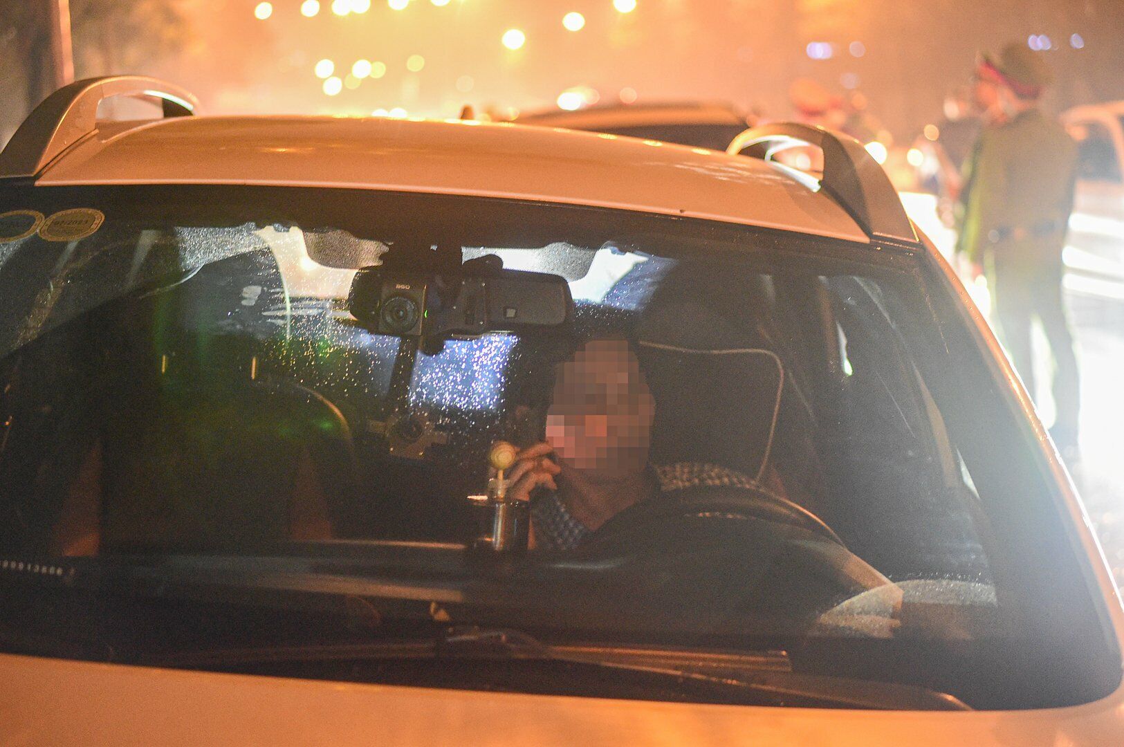 Sau khi biết m&igrave;nh vi phạm nồng độ cồn, t&agrave;i xế n&agrave;y đ&atilde; li&ecirc;n tục điện thoại "cầu cứu", kh&ocirc;ng k&yacute; v&agrave;o bi&ecirc;n bản v&agrave; phiếu đo nồng độ cồn.