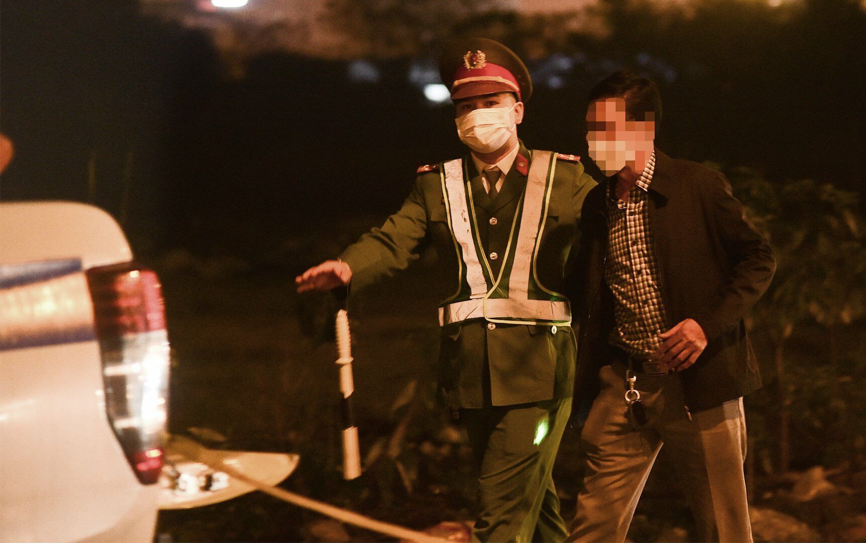 Sau đ&oacute;, l&aacute;i xe n&agrave;y trao đổi với Tổ c&ocirc;ng t&aacute;c v&agrave; gợi &yacute; "giải quyết nhanh bằng t&igrave;nh cảm". Tuy nhi&ecirc;n, Tổ c&ocirc;ng t&aacute;c ngay lập tức từ chối lời đề nghị kh&ocirc;ng ch&iacute;nh đ&aacute;ng n&agrave;y, ki&ecirc;n quyết lập bi&ecirc;n bản xử phạt, giữ xe v&agrave; GPLX.