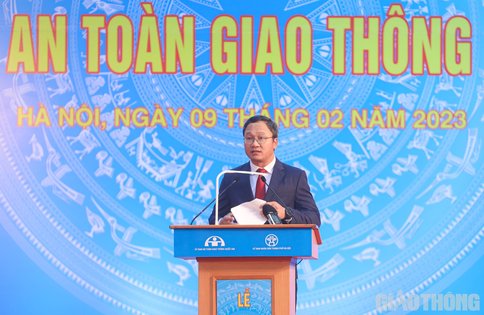 Ph&oacute; Chủ tịch chuy&ecirc;n tr&aacute;ch Ủy ban ATGT Quốc gia Khuất Việt H&ugrave;ng ph&aacute;t biểu tại Lễ ph&aacute;t động ra qu&acirc;n năm An to&agrave;n giao th&ocirc;ng 2023.