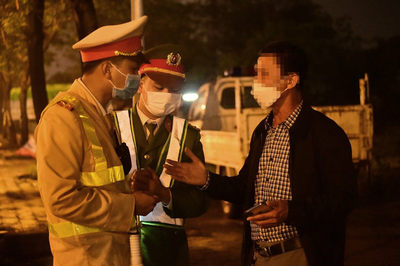 Hơn 1 giờ sau, l&aacute;i xe &ocirc; t&ocirc; BKS 076.XX mới chịu k&yacute; v&agrave;o phiếu đo nồng độ cồn v&agrave; bi&ecirc;n bản. Với lỗi n&agrave;y, l&aacute;i xe sẽ bị phạt tiền từ 6-8 triệu đồng, tước GPLX từ 10-12 th&aacute;ng.