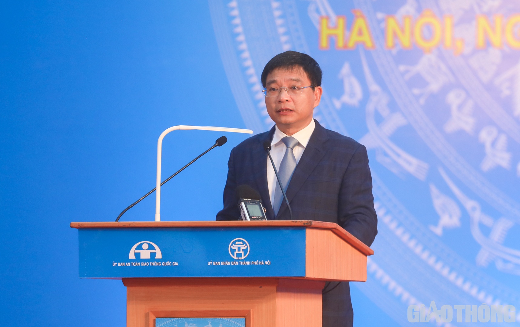 Tại buổi lễ, Bộ trưởng Nguyễn Văn Thắng đề nghị c&aacute;n bộ, đảng vi&ecirc;n, c&ocirc;ng chức, vi&ecirc;n chức đặc biệt l&agrave; những người trực tiếp l&agrave;m c&ocirc;ng t&aacute;c quản l&yacute; nh&agrave; nước v&agrave; thực thi ph&aacute;p luật về bảo đảm TTATGT n&ecirc;u gương thực hiện &ldquo;Thượng t&ocirc;n ph&aacute;p luật&rdquo; tạo động lực để đẩy mạnh tuy&ecirc;n truyền, vận động người tham gia giao th&ocirc;ng tự gi&aacute;c chấp h&agrave;nh ph&aacute;p luật về ATGT, tu&acirc;n thủ hiệu lệnh v&agrave; hướng dẫn của lực lượng chức năng, từng bước x&acirc;y dựng văn ho&aacute; giao th&ocirc;ng an to&agrave;n cho cả x&atilde; hội. C&ugrave;ng với đ&oacute;, ki&ecirc;n quyết, ki&ecirc;n tr&igrave; xử l&yacute; nghi&ecirc;m c&aacute;c h&agrave;nh vi vi phạm TTATGT, nhất l&agrave; vi phạm về nồng độ cồn khi l&aacute;i xe, tốc độ, tr&aacute;nh, vượt sai quy định; vi phạm chở h&agrave;ng qu&aacute; tải trọng...