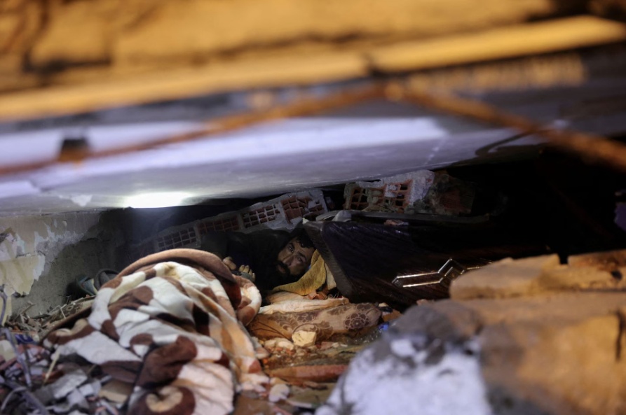 Nằm b&ecirc;n cạnh &ocirc;ng Abdulalim dưới đống đổ n&aacute;t l&agrave; thi thể vợ &ocirc;ng - b&agrave; Esra. Ảnh - Reuters