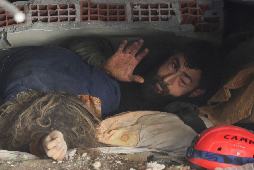 &Ocirc;ng Abdulalim Muaini l&agrave; một trong những người may mắn sống s&oacute;t sau động đất nhưng lại phải chịu nỗi đau kh&ocirc;n xiết khi mất cả gia đ&igrave;nh. 
Thời điểm đội cứu hộ t&igrave;m đến ng&ocirc;i nh&agrave; của &ocirc;ng Abdulalim Muaini hai ng&agrave;y sau trận động đất xảy ra tại th&agrave;nh phố Hatay, Thổ Nhĩ Kỳ, người đ&agrave;n &ocirc;ng đ&atilde; qu&aacute; yếu ớt v&agrave; chỉ c&oacute; thể run rẩy vươn tay cầu cứu. Ảnh - Reuters