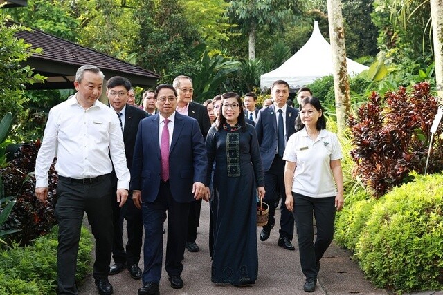 Trước đ&oacute;, c&ugrave;ng s&aacute;ng, trong khu&ocirc;n khổ chuyến thăm ch&iacute;nh thức Singapore, Thủ tướng Phạm Minh Ch&iacute;nh v&agrave; phu nh&acirc;n L&ecirc; Thị B&iacute;ch Tr&acirc;n đ&atilde; dự lễ đặt t&ecirc;n hoa lan theo t&ecirc;n của Thủ tướng v&agrave; phu nh&acirc;n. T&ecirc;n của lo&agrave;i hoa mới n&agrave;y l&agrave; Papilionanda Pham Le Tran Chinh.