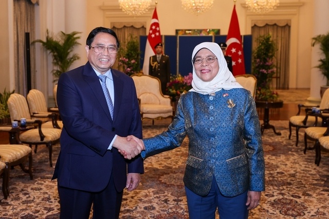 Sau lễ đ&oacute;n ch&iacute;nh thức, Thủ tướng Phạm Minh Ch&iacute;nh hội kiến với Tổng thống Singapore Halimah Yacob (trong ảnh) v&agrave; hội đ&agrave;m với Thủ tướng Singapore L&yacute; Hiển Long. Ảnh: VGP/Nhật Bắc