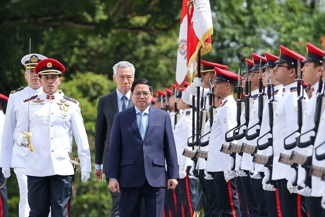 S&aacute;ng 9/2, Thủ tướng Singapore L&yacute; Hiển Long v&agrave; Phu nh&acirc;n chủ tr&igrave; lễ đ&oacute;n Thủ tướng Phạm Minh Ch&iacute;nh v&agrave; Phu nh&acirc;n, c&ugrave;ng đo&agrave;n đại biểu cấp cao Việt Nam thăm ch&iacute;nh thức Singapore, được tổ chức trọng thể tại Phủ Tổng thống Singapore (Dinh Istana).