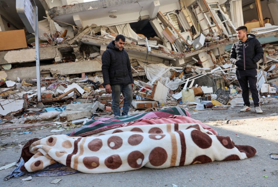 Tuy &ocirc;ng Abdulalim may mắn sống s&oacute;t nhưng lại phải chịu nỗi đau kh&ocirc;n xiết khi mất to&agrave;n bộ người th&acirc;n sau trận động đất kinh ho&agrave;ng. Nằm tr&ecirc;n nền đất lạnh lẽo l&agrave; thi thể vợ v&agrave; 2 con của &ocirc;ng được bọc trong tấm chăn.  Ảnh - Reuters