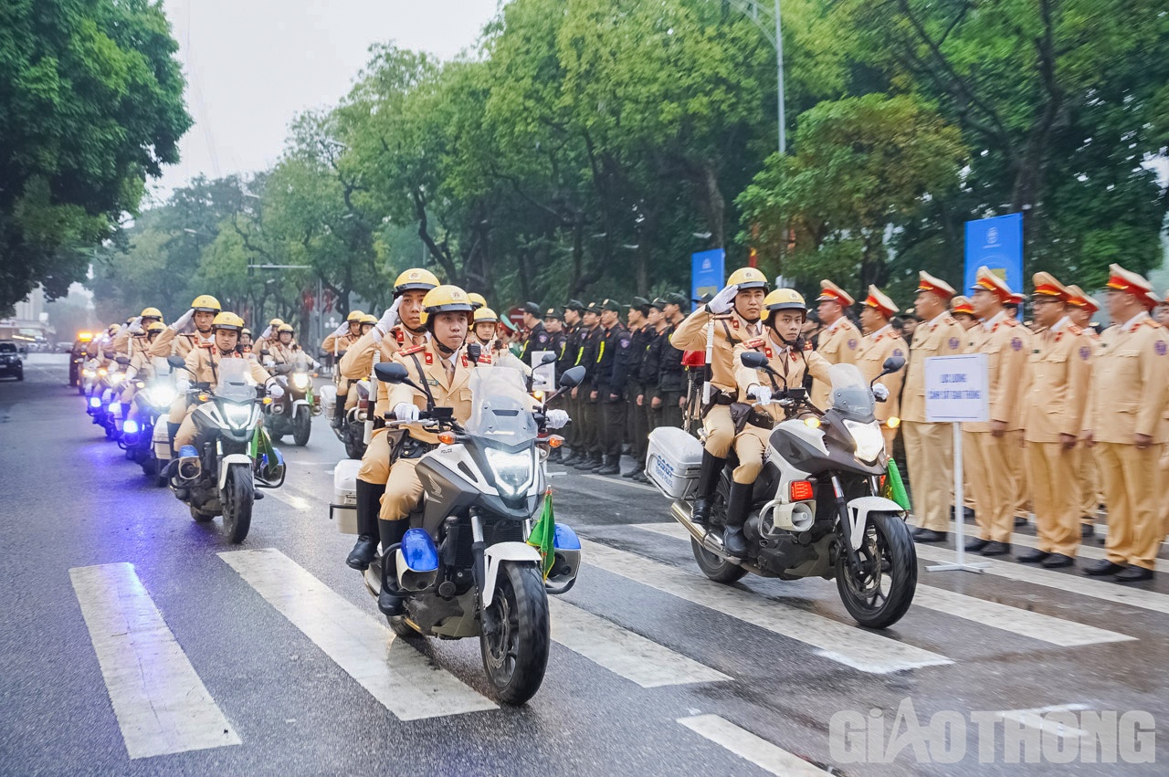 Khối xe m&ocirc; t&ocirc; của CSGT xuất qu&acirc;n.