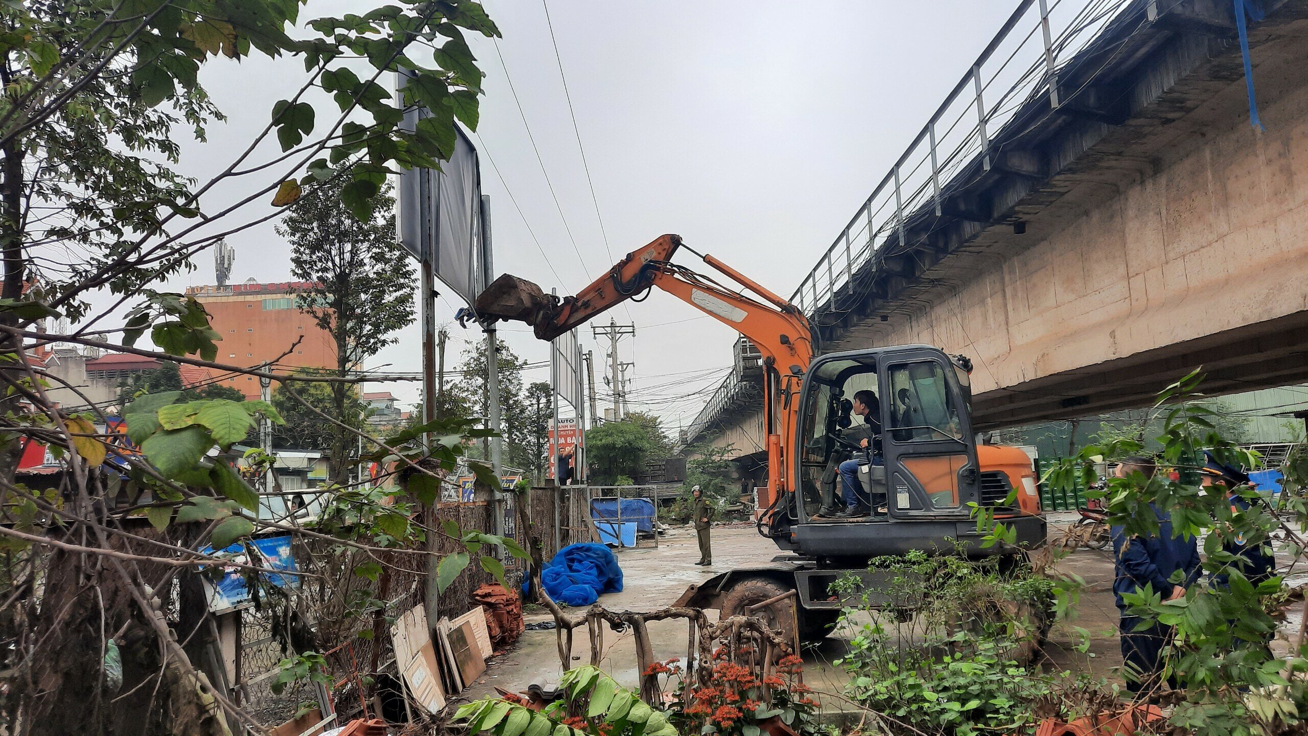 Sau phản &aacute;nh của B&aacute;o Giao th&ocirc;ng, ng&agrave;y 10-11/2, Lực lượng li&ecirc;n ng&agrave;nh của huyện Đ&ocirc;ng Anh v&agrave; x&atilde; Hải Bối (TP H&agrave; Nội) đ&atilde; ra qu&acirc;n xử l&yacute; những l&aacute;n xưởng, b&atilde;i tập kết vật liệu x&acirc;y dựng, phế liệu tr&aacute;i ph&eacute;p dưới gầm cầu đường sắt dẫn l&ecirc;n cầu Thăng Long.