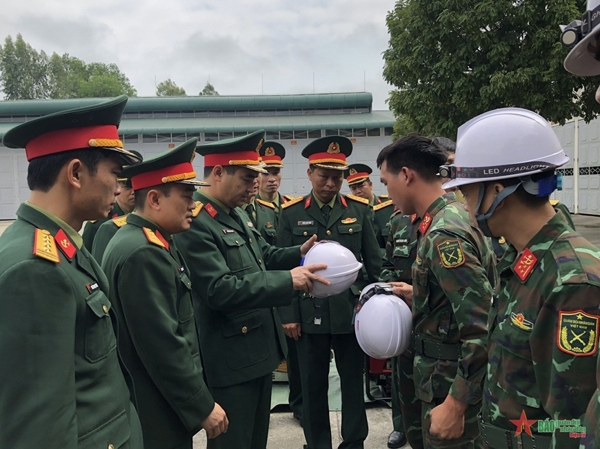 L&atilde;nh đạo Binh chủng C&ocirc;ng binh v&agrave; c&aacute;c cơ quan chức năng Binh chủng kiểm tra thiết bị Đội cứu sập thuộc Ph&acirc;n đội 93 sẽ tham gia cứu hộ, cứu nạn tại Thổ Nhĩ Kỳ v&agrave; Syria.