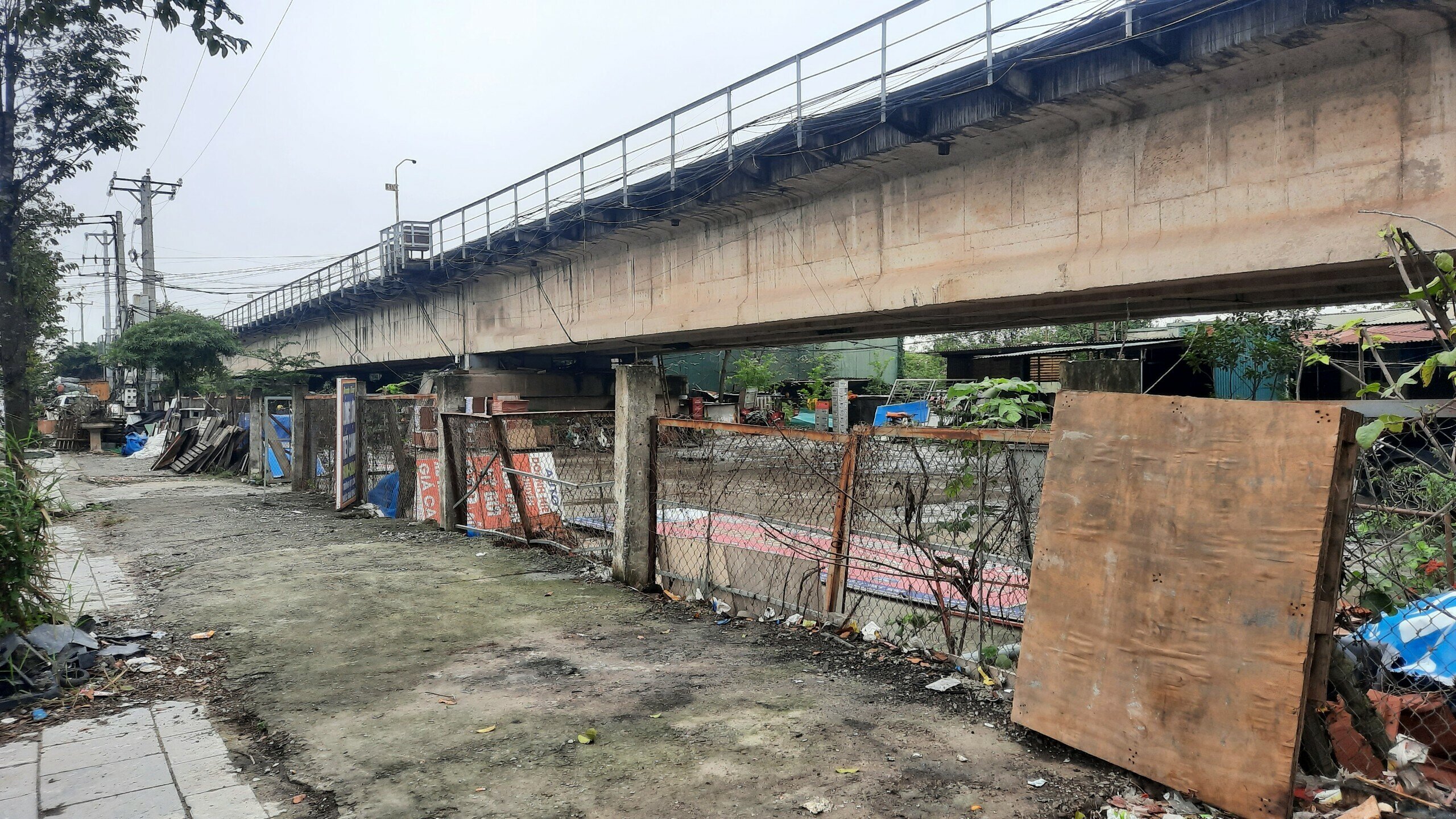 Đại diện C&ocirc;ng ty Cổ phần Đường sắt H&agrave; Th&aacute;i cũng cho biết, để tr&aacute;nh hiện tượng t&aacute;i lấn chiếm, ph&iacute;a đơn vị n&agrave;y đ&atilde; đầu tư hệ thống h&agrave;ng r&agrave;o gồm cọc b&ecirc; t&ocirc;ng v&agrave; lưới th&eacute;p B40 c&oacute; chiều d&agrave;i gần 2km ở hai b&ecirc;n đường sắt.