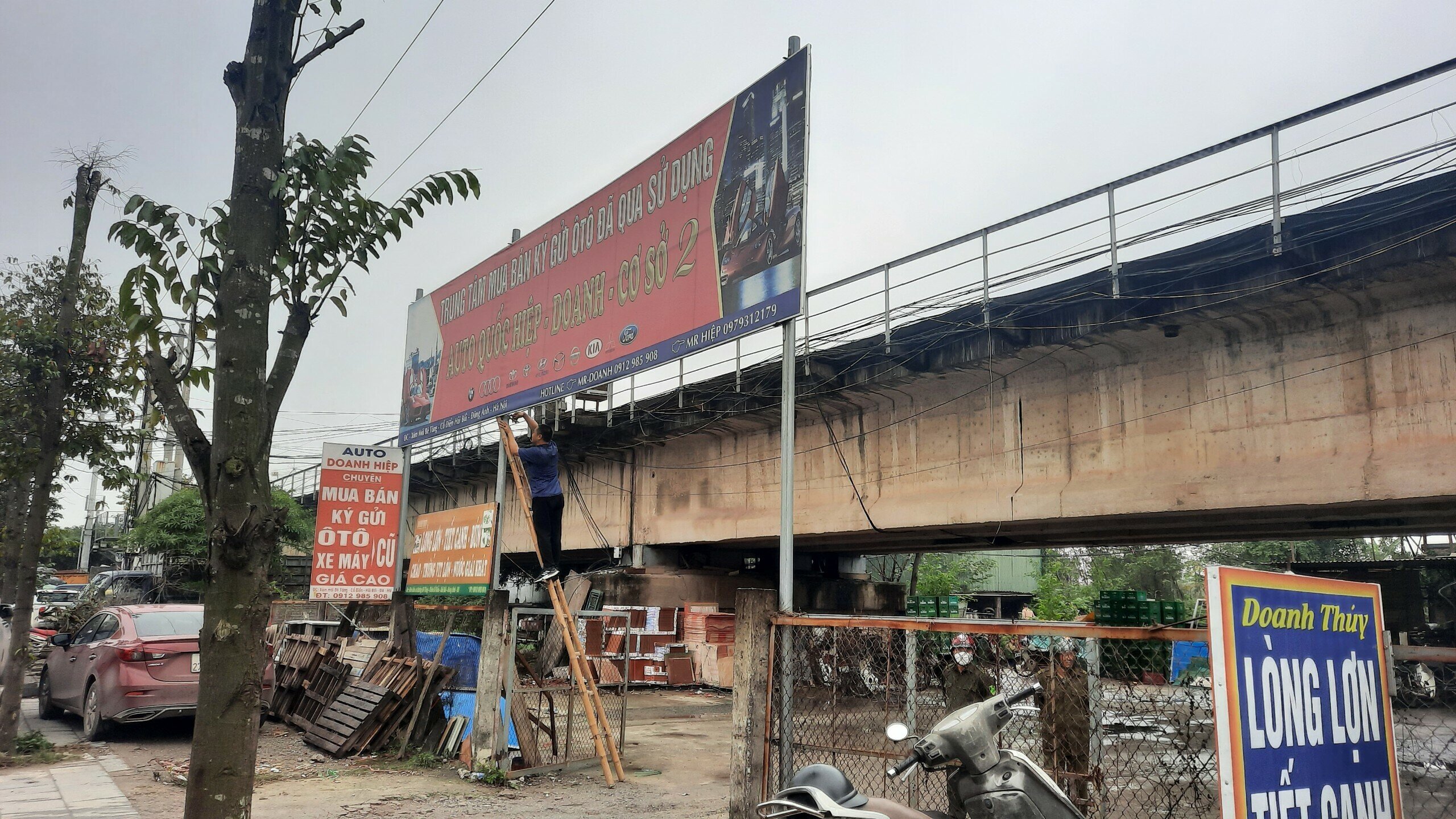 Tuy nhi&ecirc;n, sau đ&oacute; nhiều đối tượng đ&atilde; tự &yacute; ph&aacute; dỡ h&agrave;ng r&agrave;o bảo vệ đường sắt n&agrave;y để v&agrave;o l&agrave;m l&aacute;n xưởng, tập kết phế liệu, vật liệu x&acirc;y dựng tại đ&acirc;y.