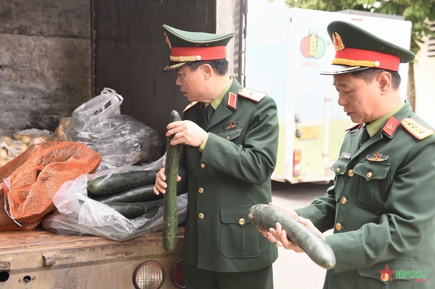 Trong kh&ocirc;ng kh&iacute; khẩn trương, c&aacute;n bộ, nh&acirc;n vi&ecirc;n Kho 205, Cục Qu&acirc;n nhu, Tổng cục Hậu cần đ&atilde; cơ bản chuẩn bị đầy đủ v&agrave; bổ sung c&aacute;c mặt h&agrave;ng vật tư, nhu yếu phẩm cần thiết để lực lượng l&agrave;m nhiệm cứu hộ quốc tế tại Thổ Nhĩ Kỳ c&oacute; thể c&ocirc;ng t&aacute;c ngay khi tới nơi.