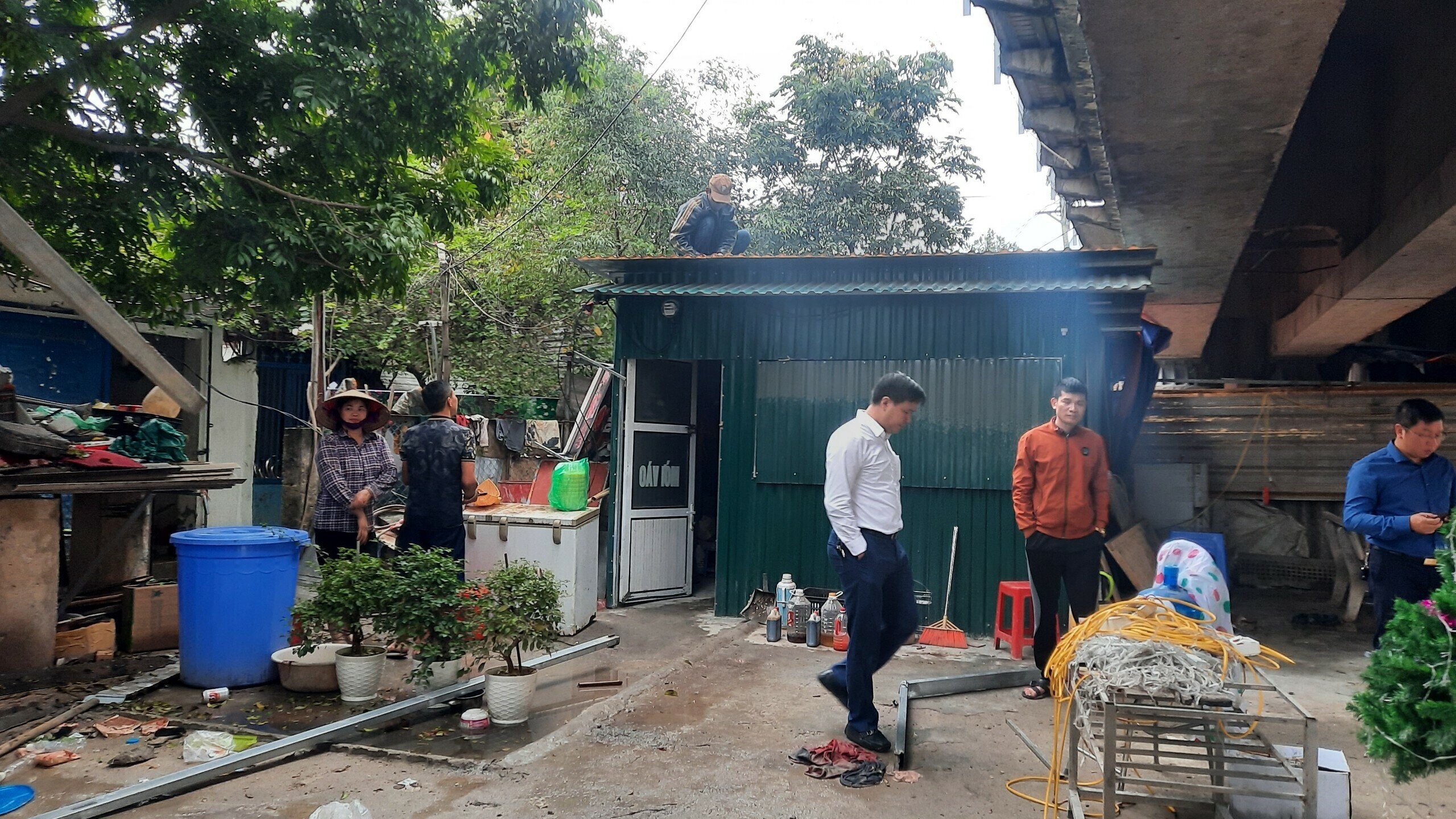 "Khi ph&aacute;t hiện ch&uacute;ng t&ocirc;i đ&atilde; b&aacute;o c&aacute;o đến ch&iacute;nh quyền địa phương, tuy nhi&ecirc;n t&igrave;nh trạng n&agrave;y vẫn diễn ra", đại diện C&ocirc;ng ty Cổ phần Đường sắt H&agrave; Th&aacute;i cho biết.