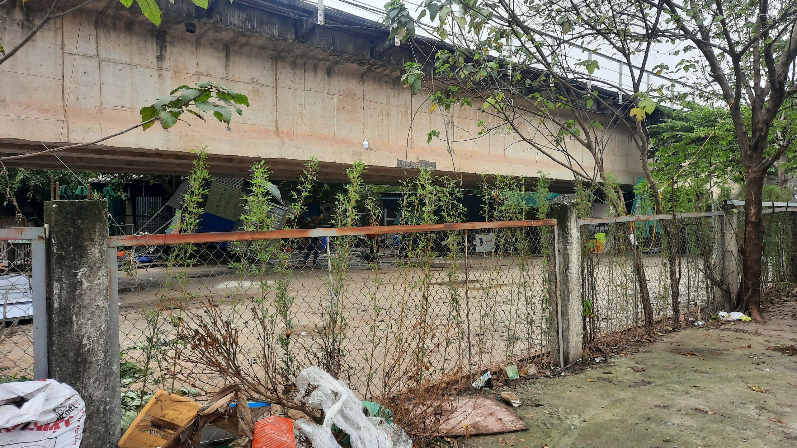 Quan s&aacute;t của PV cho thấy, những h&agrave;ng r&agrave;o n&agrave;y giờ đ&acirc;y kh&ocirc;ng c&ograve;n chức năng ngăn hiện tượng t&aacute;i lấn chiếm m&agrave; ngược lại đ&atilde; trở th&agrave;nh tường r&agrave;o bảo vệ cho những l&aacute;n xưởng, b&atilde;i tập kết vật liệu, phế liệu tr&aacute;i ph&eacute;p tại đ&acirc;y.