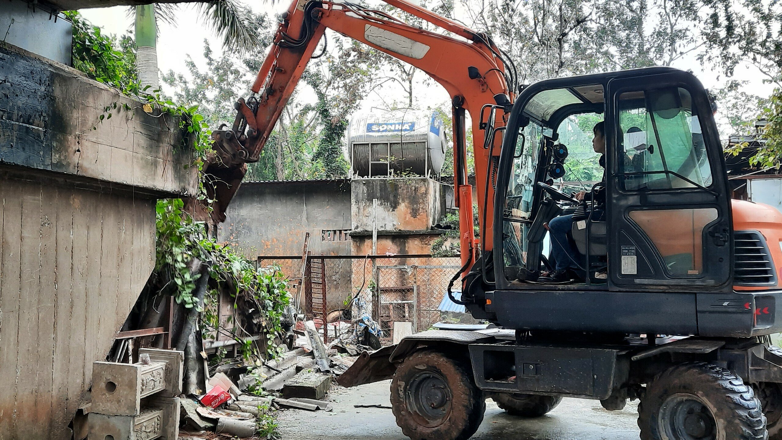 &Ocirc;ng L&ecirc; Tư Tiến, Ph&oacute; Chủ tịch UBND x&atilde; Hải Bối, UBND huyện v&agrave; x&atilde; Hải Bối năm 2018 đ&atilde; xử l&yacute; triệt để v&agrave; giao mặt bằng sạch khu đất n&agrave;y cho C&ocirc;ng ty Cổ phần Đường sắt H&agrave; Th&aacute;i quản l&yacute;.